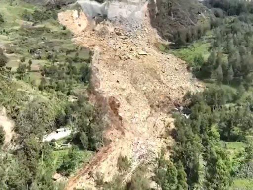 VÍDEO | Deslizamento de terra soterra mais de 2 mil pessoas