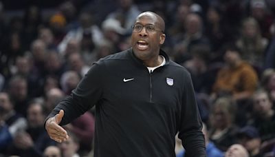 Kings agree to a contract extension with coach Mike Brown, AP source says