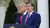 Donald Trump encabeza una reacción conservadora horrorizada porque el FBI incautó teléfono de Mike Lindell