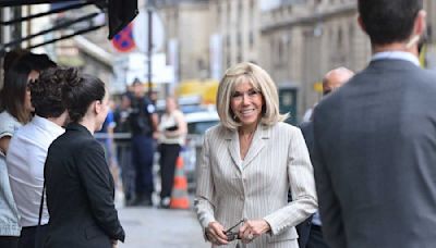 Brigitte Macron très élégante en tailleur-pantalon à rayures et escarpins nude pour inaugurer la Maison de l'Élysée