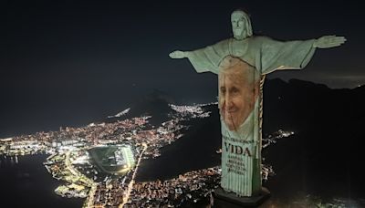 El Cristo Redentor promueve la autobiografía del papa Francisco en Brasil