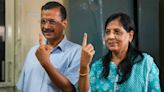 Mamata Banerjee meets Delhi CM Arwind Kejriwal's wife Sunita Kejriwal, touches feet of parents