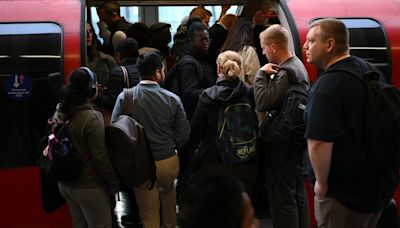 London travel news LIVE: Overground disruption at Richmond continues as Tube suffers delays