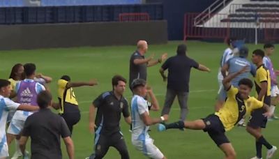 Escándalo en el Sub 15: piñas, patada voladora y ¡hasta el banderín del córner! en un partido amistoso entre la Argentina y Ecuador