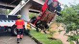 Accidente en Antioquia: vehículo cayó al río Medellín y dejó a tres personas heridas