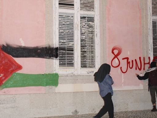 Manifestantes pela Palestina pintam e partem janelas do Ministério dos Negócios Estrangeiros