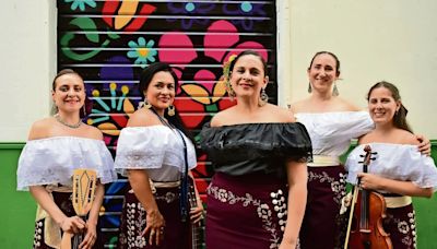 “Arrieras somos”, un mariachi de mujeres que fascina en París | El Universal