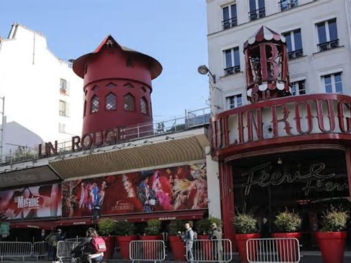 Las aspas del Moulin Rouge de París se caen por primera vez en 135 años