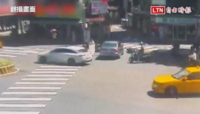 老翁駕車左轉與對向機車碰撞 男騎士及女同事噴飛受傷(翻攝畫面) - 自由電子報影音頻道