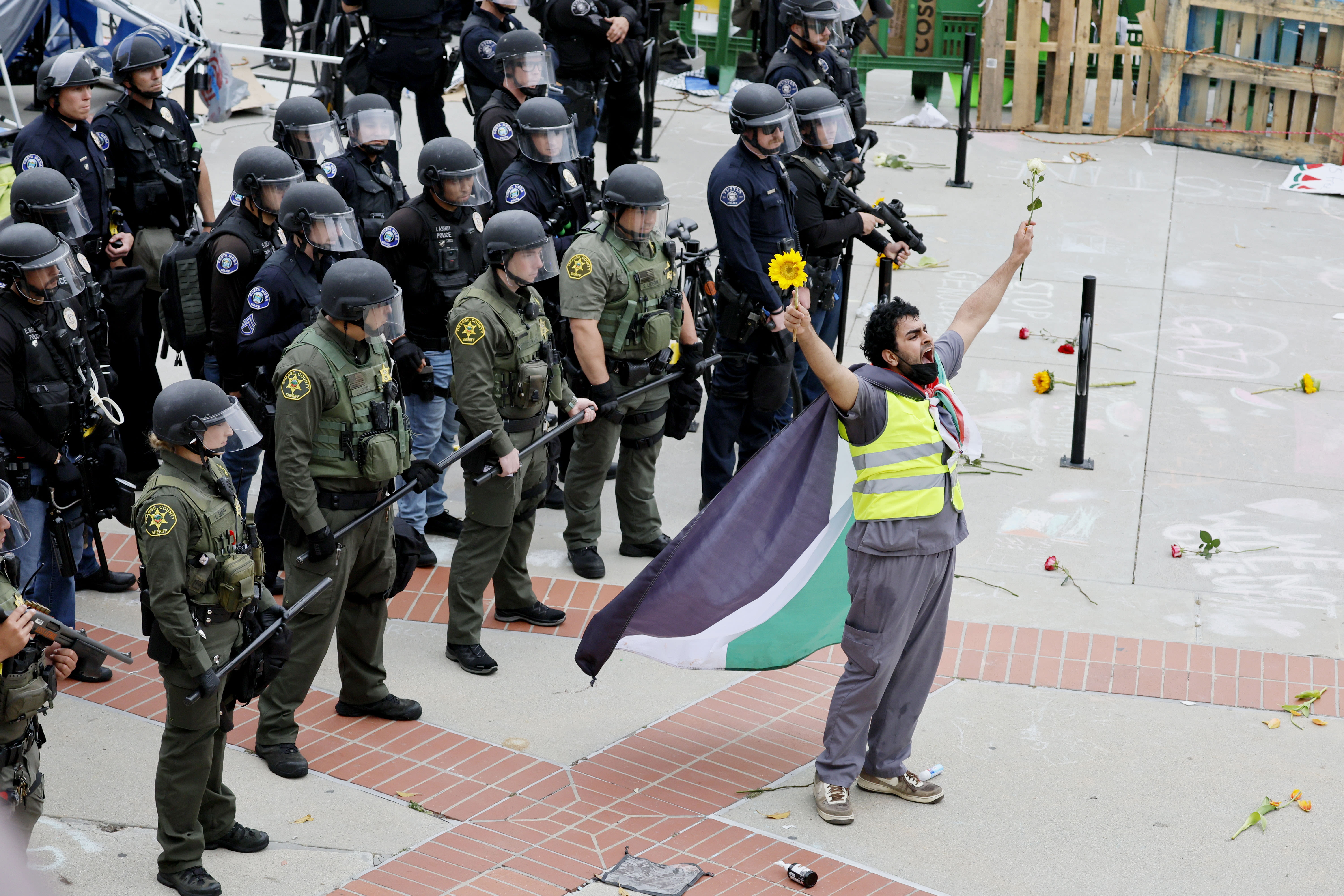 Police clear UC Irvine camp, make arrests after protesters occupy science building