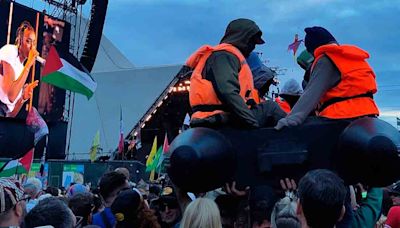 Bansky sorprende en Glastonbury con inflable de lancha y mensaje sobre migración