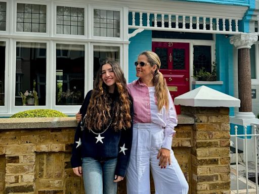 Ingrid Guimarães curte passeio por Londres com a filha, Clara