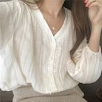 薄長袖上衣 韓版長袖襯衫 白 夏季v領拼接蕾絲襯衫女 韓版泡泡袖設計感小眾上衣1658SS001