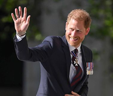 El príncipe Harry reaparece en Londres arropado por su familia materna y con la ausencia de los Windsor