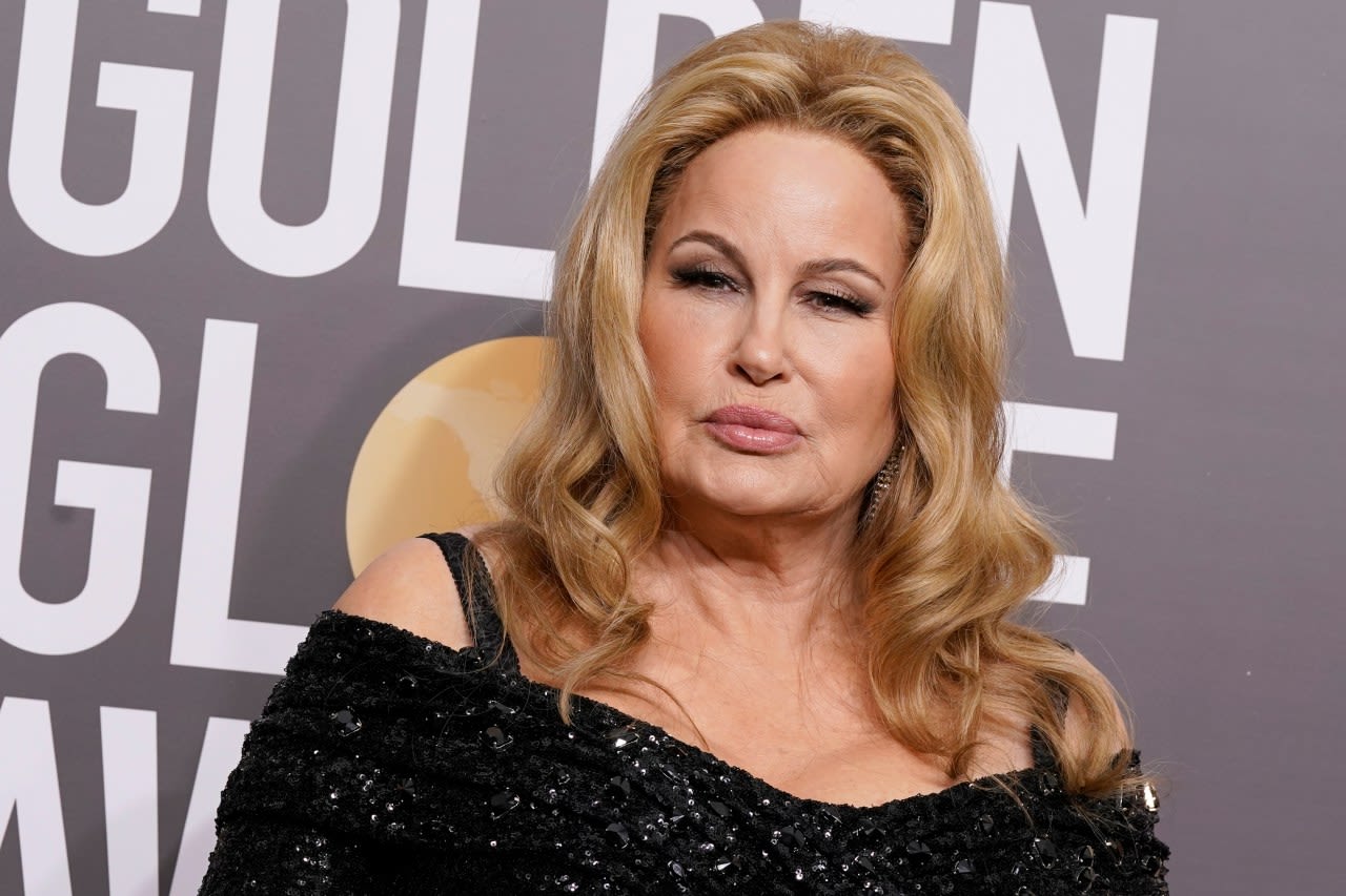 Jennifer Coolidge speaks at Washington University commencement on Monday