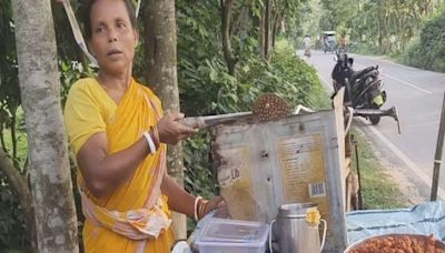 In Bengal’s Uttar Dinajpur, Woman Earns Rs 25,000 A Month From Her Snack Stall - News18