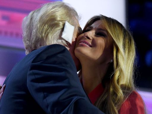 El beso a Melania y el cariño de sus nietos: los Trump unidos en torno al candidato a la Casa Blanca