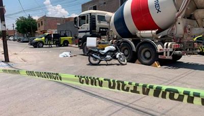 Muere joven en moto al chocar contra revolvedora