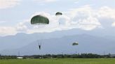 陸軍特指部特3營武裝跳傘 展精良戰技 - 軍事