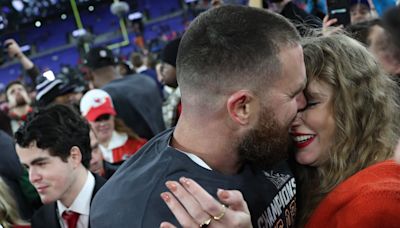 La tremenda aparición sorpresa del novio de Taylor Swift, Travis Kelce, sobre los escenarios en Londres