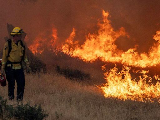 Thousands evacuated from California wildfires