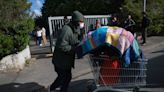 Trasladan a miles de personas sin techo fuera de París mientras la ciudad se prepara para los JJ. OO.