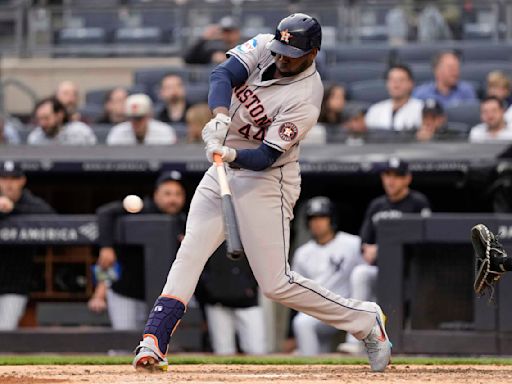 Alvarez and Singleton hit long homers in the 1st inning to help Astros avoid being swept by Yankees