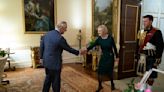 El incómodo momento entre el rey Carlos III y la debilitada primera ministra británica Liz Truss