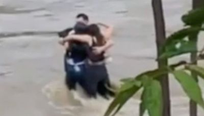 El dramático último abrazo de 3 amigos antes de ser arrastrados y morir en un río de Italia