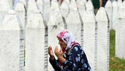 Bosnian Muslims commemorate Srebrenica genocide