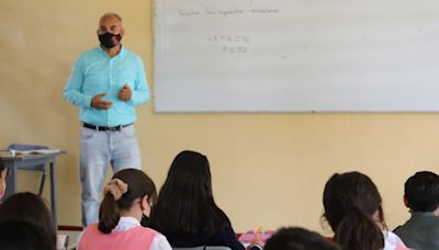 Profesores de primaria y secundaria trabajan más y ganan menos