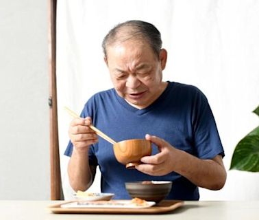 進食、吞口水變困難？恐是巴金森氏症警訊！3步驟測口腔衰弱風險