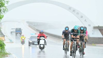 澎湖跳島101K風雨無阻 近700自行車友雨中追風