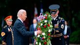 Biden homenajea a las tropas y Trump aprovecha para cargar contra jueces en el Memorial Day