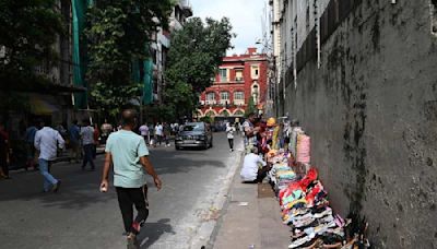 Hawkers encroaching pavements along Chowringhee Place to stay for now