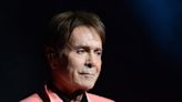 Sir Cliff Richard encuentra la conexión navideña un poco extraña