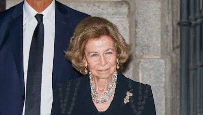 El tropiezo de la reina Sofía al salir de la misa funeral por Juan Gómez-Acebo junto al rey Juan Carlos