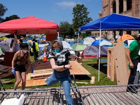 Acampamentos se espalham pelas universidades americanas após intervenção da polícia em protesto pró-palestinos em Columbia