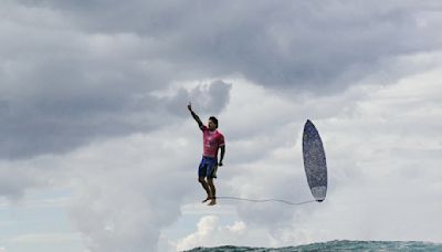 【圖輯】巴黎奧運第一週精彩回顧：突破地心引力的衝浪、桌球阿嬤與天才滑板少女、懷孕媽媽的奧運路 - TNL The News Lens 關鍵評論網