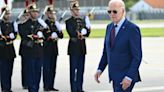 Biden chega à França para celebração de 80 anos do Dia D