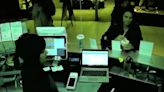 Video: una mujer se enojó porque le sirvieron un té frío y se lo tiró en la computadora a la empleada