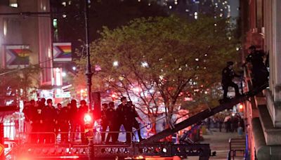 Policía de Nueva York ingresa a Universidad de Columbia para desalojar toma de estudiantes propalestinos - La Tercera