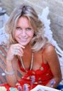 Suzanna Leigh