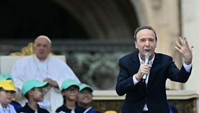 Roberto Benigni rouba o protagonismo do papa Francisco no Vaticano