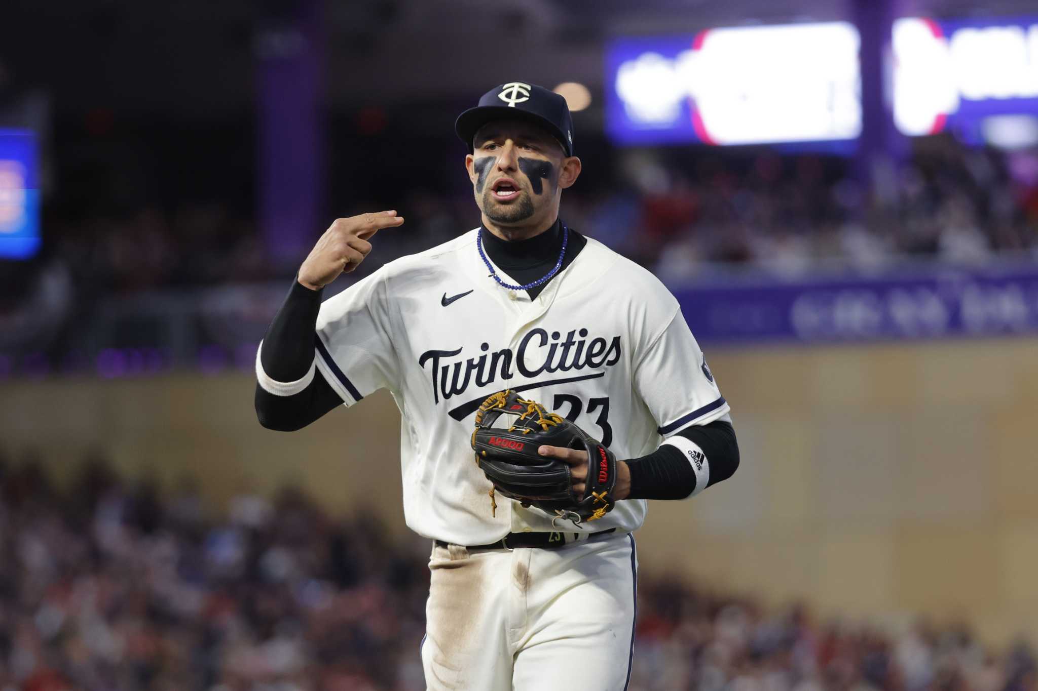 Just back from injured list, Twins 3B Royce Lewis salutes Derek Jeter in Yankee Stadium debut