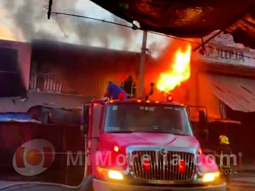 Fuerte incendio consume zapatería en Lázaro Cárdenas; no hay heridos