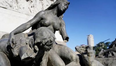 Vandalizaron el Monumento a los Españoles: les cortaron los brazos, las manos y las piernas a las estatuas