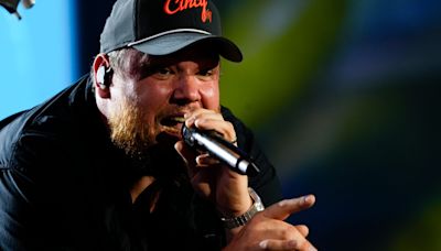 Luke Combs makes losers of his fantasy football league sing with him onstage in Cincinnati