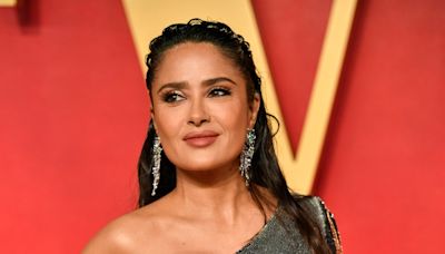 Salma Hayek se muestra nadando en un cenote y luciendo su escultural cuerpo en bikini de hilos - La Opinión