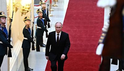 Putin se acerca a los zares al tomar posesión del Kremlin hasta 2030